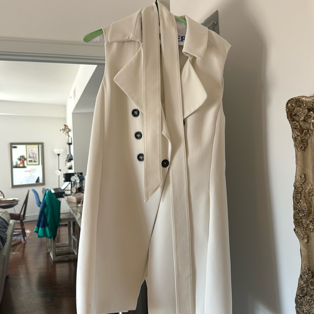 Elegant Cream Sleeveless Blazer